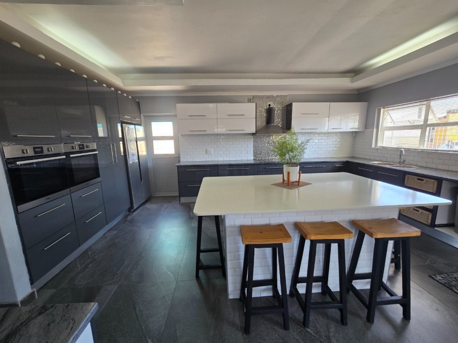 4 Bedroom Property for Sale in Wavecrest Western Cape